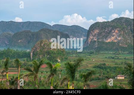 Ein Landschaftsbild, das bei Sonnenaufgang von Mirador Los Jazmines aufgenommen wurde und über das Vinales-Tal und die dramatische Karstlandschaft blickt. In Der Nähe Von Vinales, Kuba. Stockfoto