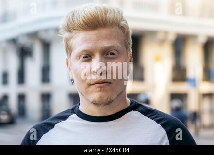 Porträt eines jungen Albino-latein-Mannes mit weißer Kleidung in der Stadt Stockfoto