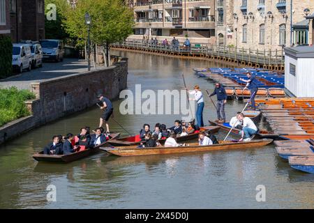 Cambridge, Großbritannien. 30. April 2024. Die Leute genießen es, bei Sonnenschein am späten Nachmittag auf dem Fluss Cam zu fahren. Das Wetter hat sich plötzlich von kalt und nass zu warm und sonnig verändert, mit Temperaturen heute in den späten Teenagern, die für einen angenehmen Tag auf dem Fluss sorgen. Der wärmere Zauber des britischen Wetters wird sich fortsetzen. Quelle: Julian Eales/Alamy Live News Stockfoto