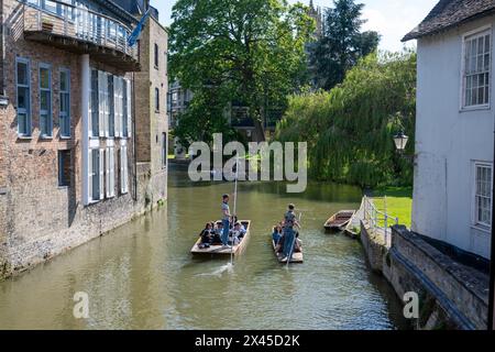 Cambridge, Großbritannien. 30. April 2024. Die Leute genießen es, bei Sonnenschein am späten Nachmittag auf dem Fluss Cam zu fahren. Das Wetter hat sich plötzlich von kalt und nass zu warm und sonnig verändert, mit Temperaturen heute in den späten Teenagern, die für einen angenehmen Tag auf dem Fluss sorgen. Der wärmere Zauber des britischen Wetters wird sich fortsetzen. Quelle: Julian Eales/Alamy Live News Stockfoto