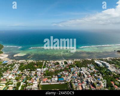 Blick auf Gebäude und Häuser. Bulabog Beach mit türkisfarbenem Wasser und Korallen. Boracay, Philippinen. Stockfoto
