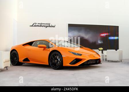 Gelber geparkter Lamborghini Huracan. Es ist ein Traumauto mit schönem italienischen Design. Stockfoto