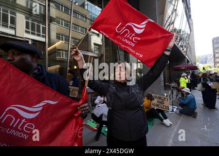 Chris Packham führt Proteste gegen Drax wegen Umweltzerstörung an, Chris Packham schloss sich Demonstranten vor der Hauptversammlung in London an Stockfoto