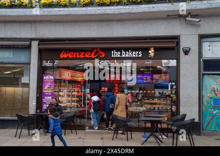 Uxbridge, Großbritannien. April 2024. Ein Wenzel's Bäcker in Uxbridge im Londoner Stadtteil Hillingdon. Kredit: Maureen McLean/Alamy Stockfoto