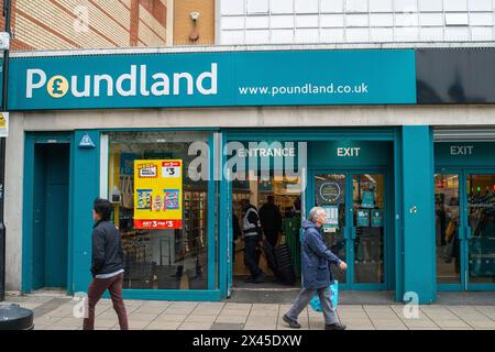 Uxbridge, Großbritannien. April 2024. Ein Poundland-Geschäft in Uxbridge im Londoner Stadtteil Hillingdon. Kredit: Maureen McLean/Alamy Stockfoto