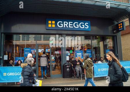 Uxbridge, Großbritannien. April 2024. Eine Greggs-Bäckerei in Uxbridge im Londoner Stadtteil Hillingdon. Kredit: Maureen McLean/Alamy Stockfoto