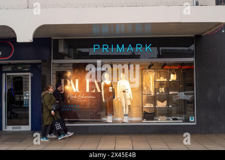 Uxbridge, Großbritannien. April 2024. Ein Primark-Bekleidungsgeschäft in Uxbridge im Londoner Stadtteil Hillingdon. Kredit: Maureen McLean/Alamy Stockfoto