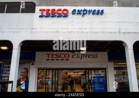 Uxbridge, Großbritannien. April 2024. Ein Tesco Express in Uxbridge im Londoner Stadtteil Hillingdon. Kredit: Maureen McLean/Alamy Stockfoto