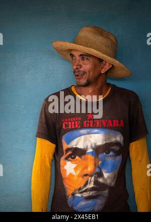 Ein junger Mann mit Sombrero und Che Guevara T-Shirt stand an der blauen Wand eines Bauernhauses im Vinales Valley, Vinales, Kuba. Stockfoto