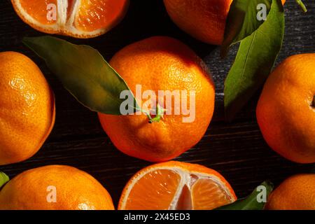 Mandarine auf schwarzem Hintergrund Draufsicht Stockfoto