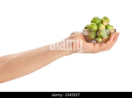 rosenkohl Schüssel im Handweg isoliert auf weiß Stockfoto