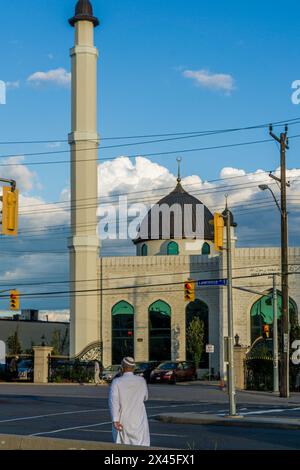 Toronto, Kanada, August 2015 - Mann des islamischen Glaubens geht zur Moschee auf Lawrence Avenue für Gebetszeit Stockfoto