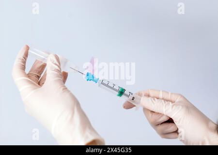 Hände mit Spritze, die Serum injiziert Stockfoto