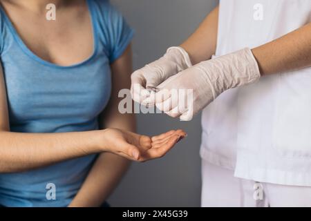 Krankenschwester, die einer jungen Patientin Medikamentententabletten gibt Stockfoto
