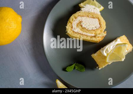 Zitronenbrötchen mit Fruchtquark, mit Minze, Nahaufnahme. Auf grauem Hintergrund. Blick von oben Stockfoto