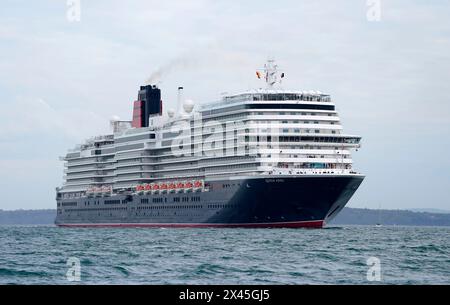 Cunards neuestes Kreuzfahrtschiff Queen Anne kommt am City Cruise Terminal in Southampton, Hampshire an, nachdem sie nach fünf Jahren Bauzeit in Italien von der Werft Fincantieri Marghera in Venedig ausgelaufen ist. Das Kreuzfahrtschiff kann 3000 Gäste aufnehmen und wird nächsten Monat ihre Jungfernfahrt Unternehmen. Bilddatum: Dienstag, 30. April 2024. Stockfoto