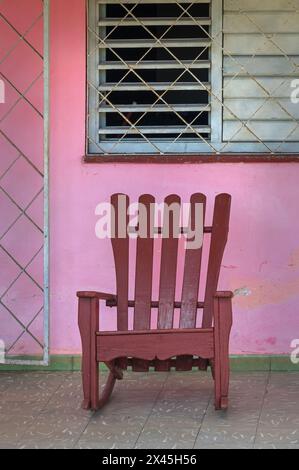 Äußere eines gut gepflegten Anwesens mit einem Stuhl auf der Veranda, im Zentrum von Vinales, Kuba Stockfoto