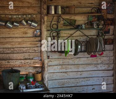 Gut benutzte Küchenutensilien hängen an den Wänden im Bauernhaus einer Kaffeefarm in der Nähe von Vinales, Kuba Stockfoto