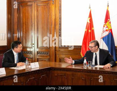 (240430) -- BELGRAD, 30. April 2024 (Xinhua) -- der serbische Präsident Aleksandar Vucic trifft sich am 30. April 2024 in Belgrad, Serbien, mit dem Präsidenten der Nachrichtenagentur Xinhua, Fu Hua, zusammen. Was den Medienaustausch anbelangt, so schätzte Vucic die Zusammenarbeit zwischen der Nachrichtenagentur Xinhua und der Nachrichtenagentur Tanjug in Serbien und anderen Medien hoch und erklärte, dass ein solcher Austausch es den serbischen Medien ermöglicht, aus den Erfahrungen ihrer chinesischen Kollegen zu lernen und dem serbischen Volk zu ermöglichen, China besser zu verstehen. um das gegenseitige Lernen und den Erfahrungsaustausch zwischen den beiden Ländern zu fördern. (Xinhua/Li Jing) Stockfoto