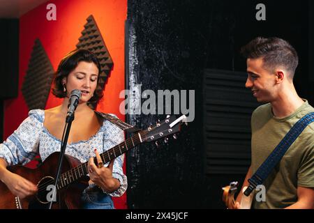Gruppe von Musikern, die in einem Aufnahmeproberaum Musik spielen Stockfoto