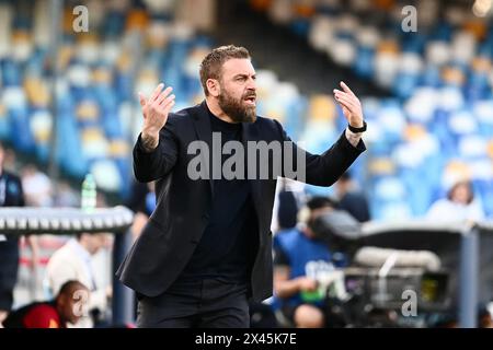 Daniele de Rossi Cheftrainer der AS Roma Gestures während des Spiels der Serie A TIM zwischen SSC Neapel und AS Roma im Diego Armando Maradona Stadium in Neapel Stockfoto