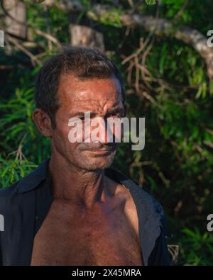 Ein Landarbeiter, der in der Sonne des späten Nachmittags stand, um sein Foto auf einer Farm in der Nähe von Vinales, Kuba, zu machen Stockfoto