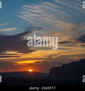 Sonnenuntergang über der Karstlandschaft des Vinales Valley, vom Rachels Restaurant in der Nähe von Vinales, Kuba Stockfoto