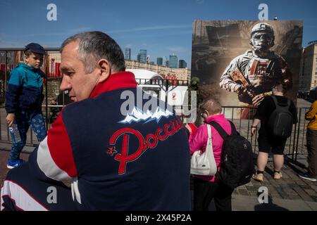 Moskau, Russland. 30. April 2024. Menschen werden auf dem Moskauer Poklonnaja-Hügel gesehen, wo militärische Ausrüstung von russischen Soldaten in der Zone der russischen Spezialoperation in Moskau, Russland, gefangen genommen wurde Stockfoto