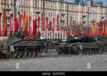 Moskau, Russland. 30. April 2024. Militärische Ausrüstung, die von russischen Soldaten in der Zone der russischen Spezialoperation gefangen genommen wurde, ist im Siegespark WWII Gedenkkomplex in Moskau, Russland, ausgestellt. Die Ausstellung des russischen Verteidigungsministeriums mit über 30 militärischen Gegenständen wird am 1. Mai im Victory Park eröffnet. Stockfoto