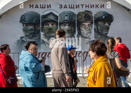 Moskau, Russland. 30. April 2024. Menschen werden auf dem Moskauer Poklonnaja-Hügel gesehen, wo militärische Ausrüstung von russischen Soldaten in der Zone der russischen Spezialoperation in Moskau, Russland, gefangen genommen wurde Stockfoto