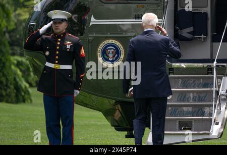 Washington, Vereinigte Staaten Von Amerika. April 2024 30. US-Präsident Joe Biden grüßt die Marine Guard, als er sich auf die Marine One vorbereitet, um am Dienstag, den 30. April 2024, den Südrasen des Weißen Hauses in Washington, DC, USA, auf dem Weg nach Wilmington, Delaware, zu verlassen. In Wilmington wird der Präsident an Wahlkampfveranstaltungen teilnehmen. Kredit: Ron Sachs/Pool/SIPA USA Kredit: SIPA USA/Alamy Live News Stockfoto