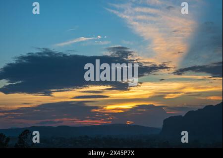 Sonnenuntergang über der Karstlandschaft des Vinales Valley, vom Rachels Restaurant in der Nähe von Vinales, Kuba Stockfoto