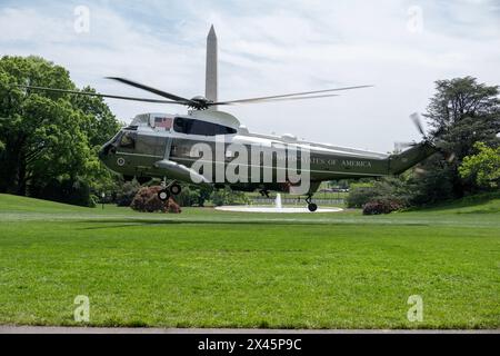 Washington, Usa. April 2024 30. Marine One startet mit US-Präsident Joe Biden an Bord, als sie am Dienstag, den 30. April 2024, vom Südrasen des Weißen Hauses in Washington, DC, USA, nach Wilmington, Delaware fährt. In Wilmington wird der Präsident an Wahlkampfveranstaltungen teilnehmen. Kredit: Ron Sachs/Pool über CNP Kredit: Abaca Press/Alamy Live News Stockfoto