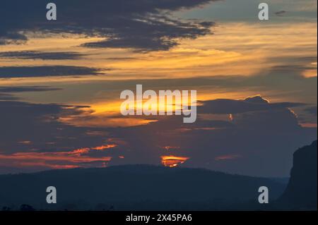 Sonnenuntergang über der Karstlandschaft des Vinales Valley, vom Rachels Restaurant in der Nähe von Vinales, Kuba Stockfoto