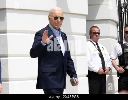 Washington, Usa. April 2024 30. Präsident Joe Biden winkt den Medien zu, als er am Dienstag, den 30. April 2024, den South Lawn des Weißen Hauses in Washington D.C. verlässt und nach Wilmington, Delaware, reist. Foto: Ron Sachs/UPI Credit: UPI/Alamy Live News Stockfoto