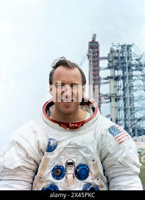 NASA-Astronaut James A. Lovell Jr., Kommandant der Mondlandungsmission Apollo 13, hält für ein schnelles Foto, während er für die Apollo 13-Rakete trainiert Stockfoto