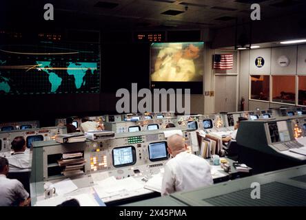 NASA-Missionskontrollraum 1970 während der 4. TV-Übertragung von Apollo 13 im Weltraum. Stockfoto