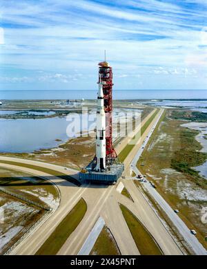 NASA-Raumrakete Apollo 11 auf dem Weg zur Startrampe mit einer Saturn-V-Rakete 1970 Stockfoto