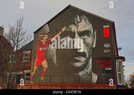 England, Liverpool - 29. Dezember 2023: Ein Wandbild zu Ehren des Rekordtorschützen Ian Rush in einem Haus in der Nähe des Anfield Stadions. Stockfoto