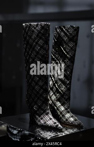 Mailand, Italien - 25. Februar 2023: Jimmy Choo Schuhe auf dem Podium, Frauenaccessoires im Laden. Stockfoto