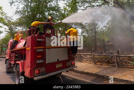 Chiang Mai, Thailand. April 2024. Die Beamten des Zoos sprühen Wasser in die Luft, um sich von der Hitze für Tiere im Zoo von Chiang Mai abzukühlen. Im Zoo von Chiang Mai erhielten die Tiere Eis und Wasser, um kühl zu bleiben, da die Temperatur in der nördlichen Region von Chiang Mai eine Woche lang über 40 Grad Celsius lag. (Credit Image: © Pongmanat Tasiri/SOPA Images via ZUMA Press Wire) NUR REDAKTIONELLE VERWENDUNG! Nicht für kommerzielle ZWECKE! Stockfoto