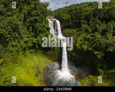 Tropischer Wasserfall in einer Bergschlucht umgeben von Dschungel. Limunsudan Falls. Mindanao, Philippinen. Stockfoto