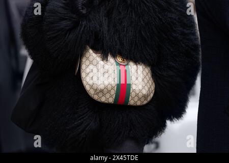 Florenz, Italien - 10. Januar 2024: Frau trägt Gucci-Tasche, Details des Mode-Bloggers Stockfoto