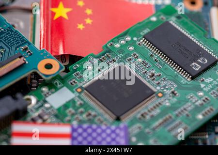 Ein technologiepolitisches wirtschaftliches Konzept mit der chinesischen und amerikanischen Nationalflagge einer Halbleiterplatine. Stockfoto