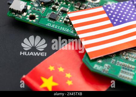 London. UK- 04.26.2024. Ein technologiepolitisches wirtschaftliches Konzept. Das Logo des chinesischen Technologieunternehmens Huawei, einer Leiterplatte und der Chinesen und Amer Stockfoto