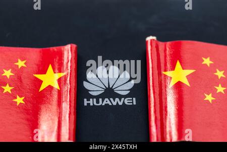 London. UK- 04.26.2024. Ein chinesisches Technologiekonzept mit dem Logo von Huawei in der Mitte zweier chinesischer Nationalflaggen. Stockfoto
