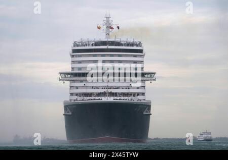 Cunards neuestes Kreuzfahrtschiff Queen Anne kommt am City Cruise Terminal in Southampton, Hampshire an, nachdem sie nach fünf Jahren Bauzeit in Italien von der Werft Fincantieri Marghera in Venedig ausgelaufen ist. Das Kreuzfahrtschiff kann 3000 Gäste aufnehmen und wird nächsten Monat ihre Jungfernfahrt Unternehmen. Bilddatum: Dienstag, 30. April 2024. Stockfoto