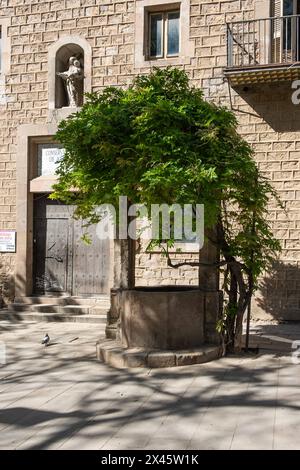 Brunnen im Innenhof des Hospital de la Santa Creu mit den Jardins de Rubio i Lluch i El Raval, Barcelona, Spanien Barcelona Katalonien Spanien *** Fou Stockfoto