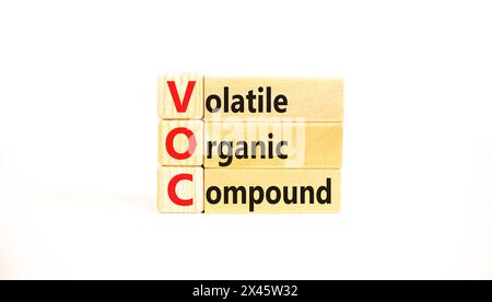 VOC-Symbol für flüchtige organische Verbindungen. Konzeptworte VOC flüchtige organische Verbindung auf schönen Holzblöcken. Schöner weißer Hintergrund. Geschäftliche VOC Stockfoto
