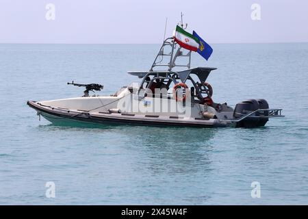 Persischer Golf, Buschehr, Iran. April 2024. Ein Schnellboot der Islamischen Revolutionsgarde (IRGC) segelt während der Marineparade der IRGC zum Nationalfeiertag des Persischen Golfs in der Nähe des Kernkraftwerks Bushehr in der Hafenstadt Bushehr, Provinz Bushehr, im Süden des Iran entlang des Persischen Golfs. Der Iran feiert den Jahrestag der Befreiung des Südens des Landes von der portugiesischen Besatzung im Jahr 1622 als „Nationalfeiertag am Persischen Golf“ am 29. April 2024 in Buschehr. Das Datum fällt mit dem Jahrestag eines erfolgreichen Militärkampfes von Shah Abbas, dem Großen von Persien, zusammen Stockfoto